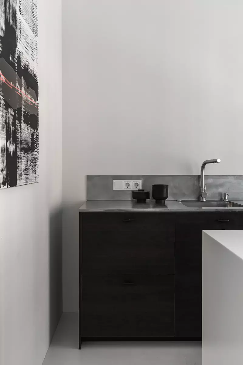 Сияние нержавеющей стали в лаконичном интерьере маленькой квартиры — проект студии Flatforfox Design