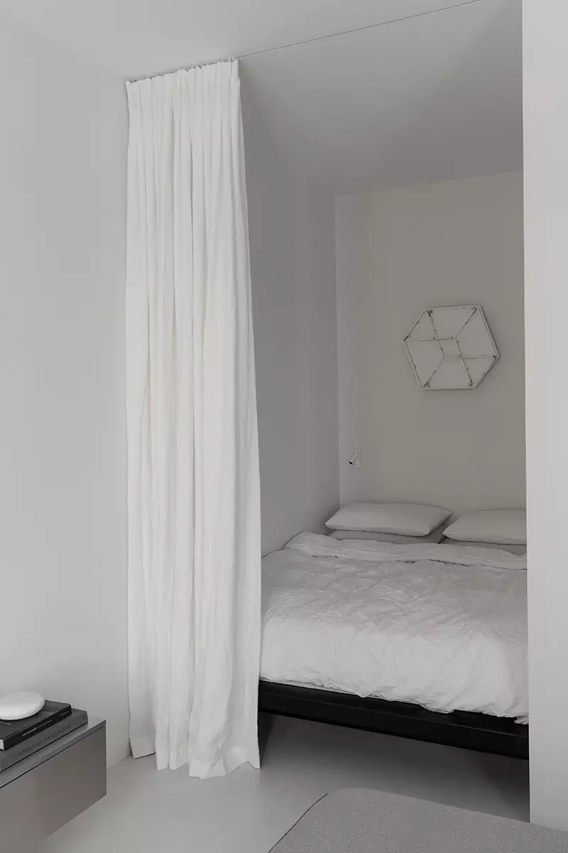 Сияние нержавеющей стали в лаконичном интерьере маленькой квартиры — проект студии Flatforfox Design