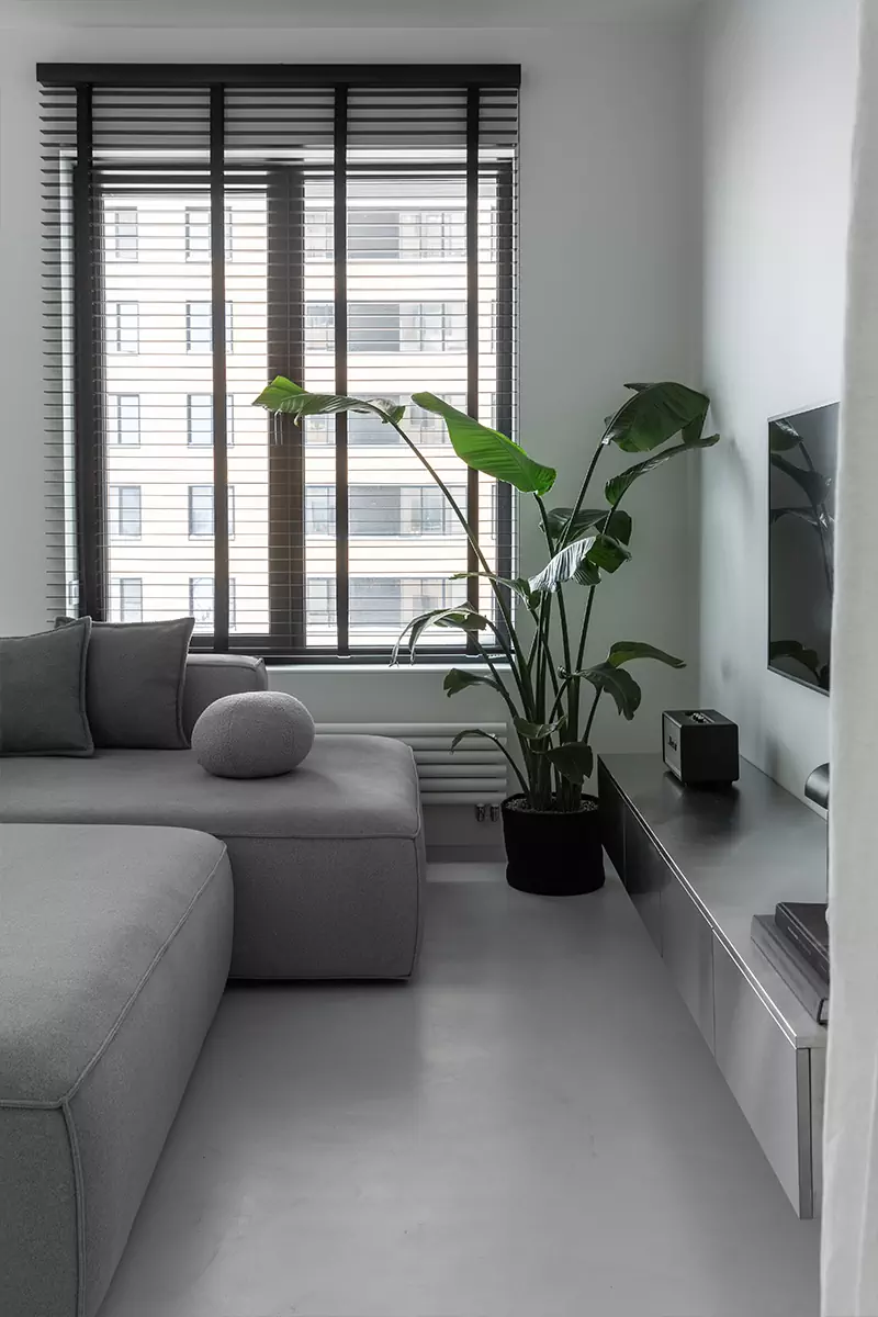 Сияние нержавеющей стали в лаконичном интерьере маленькой квартиры — проект студии Flatforfox Design