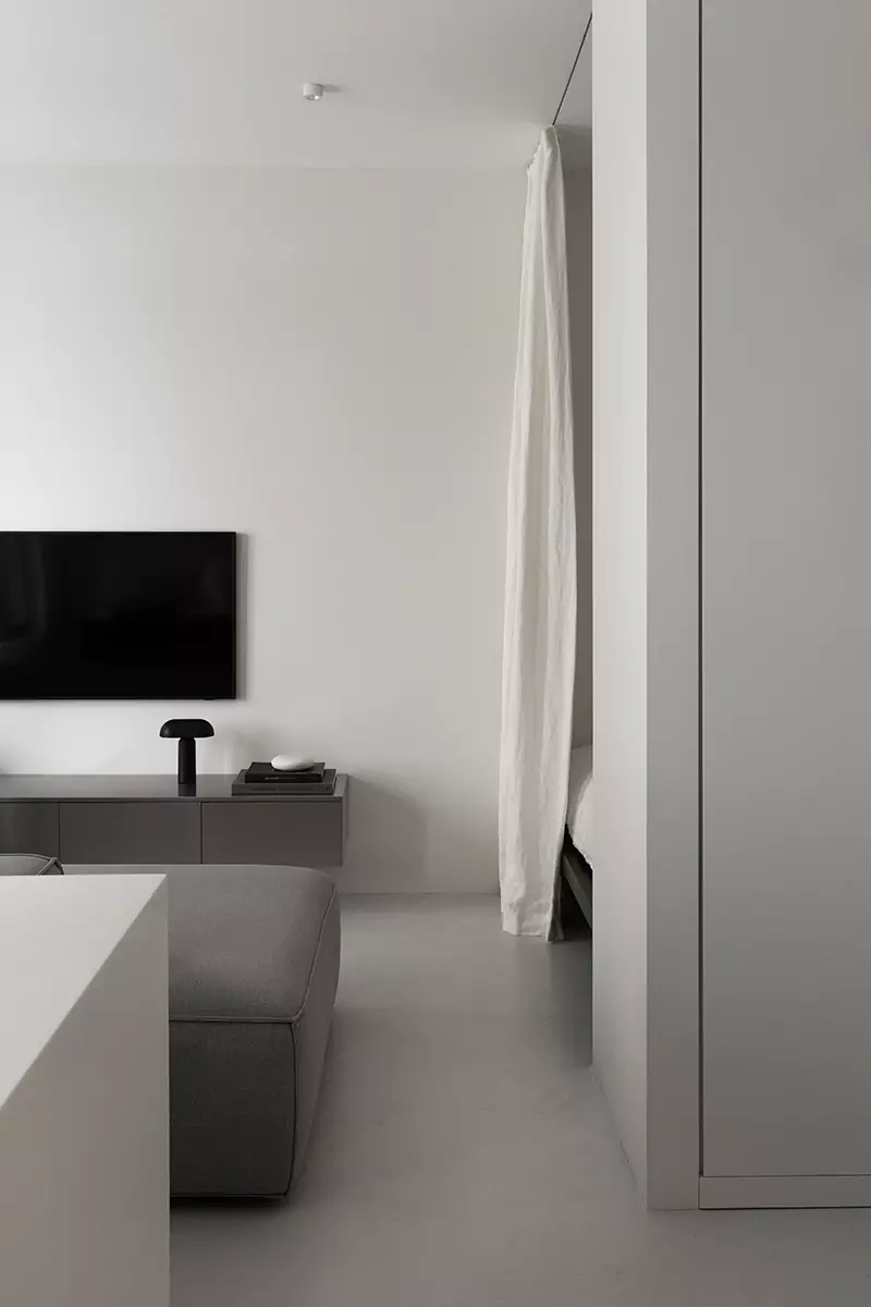 Сияние нержавеющей стали в лаконичном интерьере маленькой квартиры — проект студии Flatforfox Design