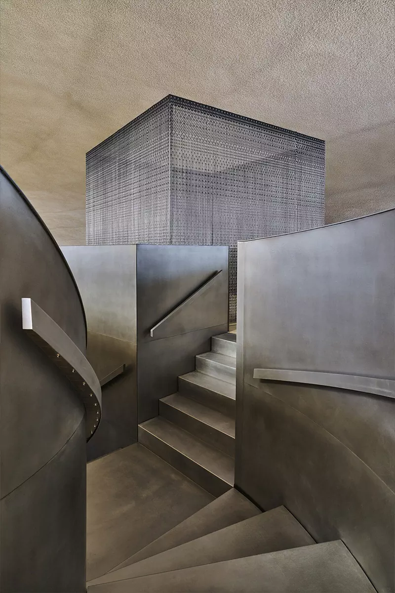 «Министерство магии»: многоуровневые лестницы в интерьере правительственного офиса в ОАЭ — проект Agata Kurzela Studio