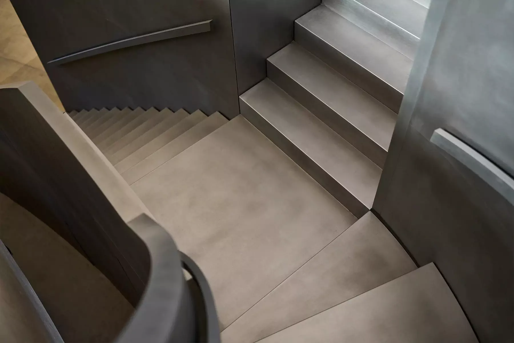 «Министерство магии»: многоуровневые лестницы в интерьере правительственного офиса в ОАЭ — проект Agata Kurzela Studio