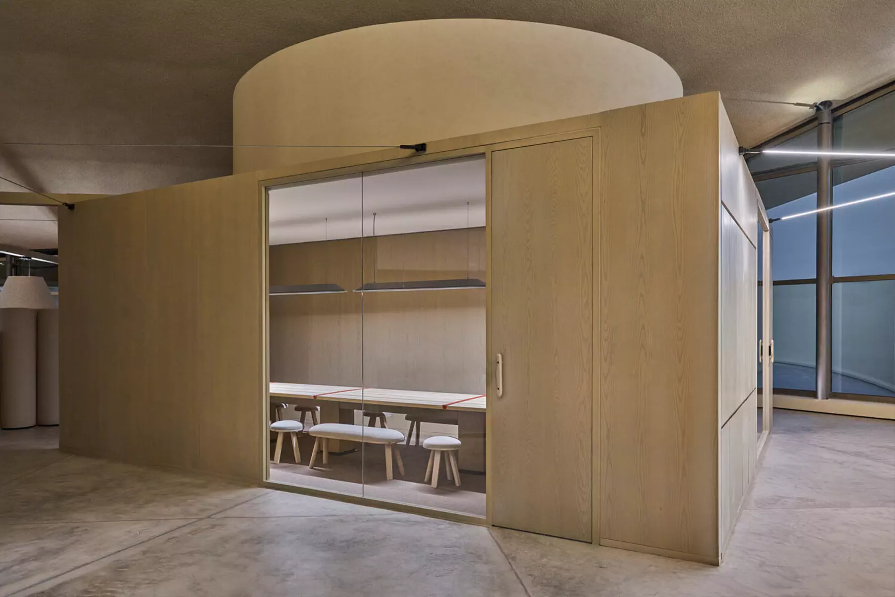 «Министерство магии»: многоуровневые лестницы в интерьере правительственного офиса в ОАЭ — проект Agata Kurzela Studio