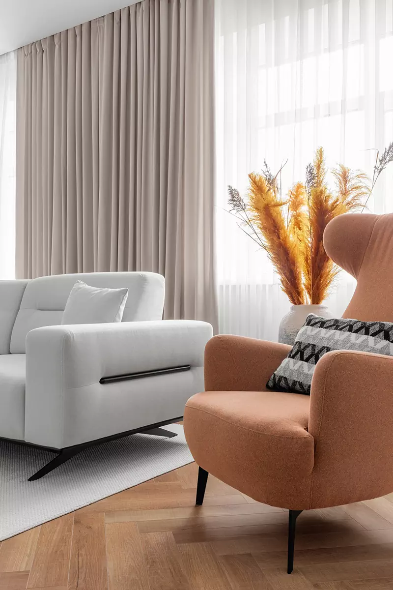 Яркие акценты и фактуры дерева в интерьере квартиры для мамы и дочки — проект Александры Геги