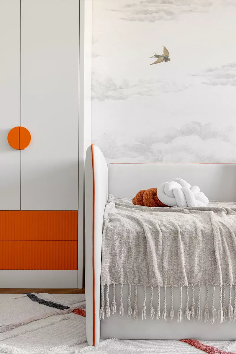 Яркие акценты и фактуры дерева в интерьере квартиры для мамы и дочки — проект Александры Геги