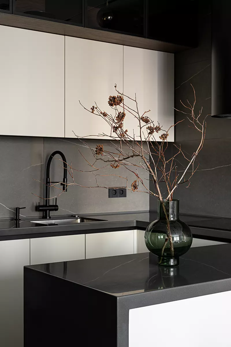 Темно-зеленые акценты и строгие вертикали в интерьере квартиры для молодого человека — проект Ксении Крыловой