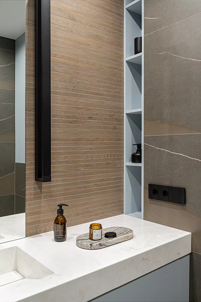 Темно-зеленые акценты и строгие вертикали в интерьере квартиры для молодого человека — проект Ксении Крыловой