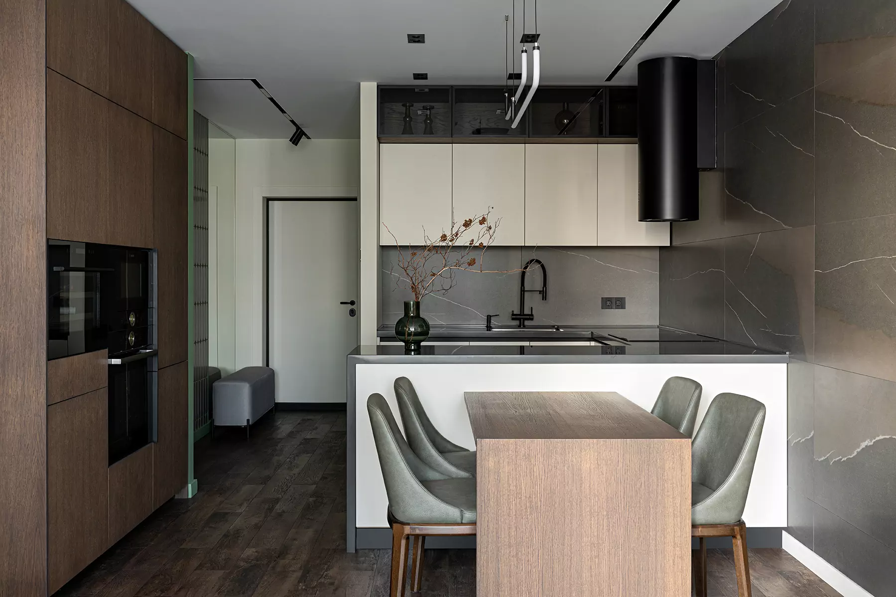 Темно-зеленые акценты и строгие вертикали в интерьере квартиры для молодого человека — проект Ксении Крыловой