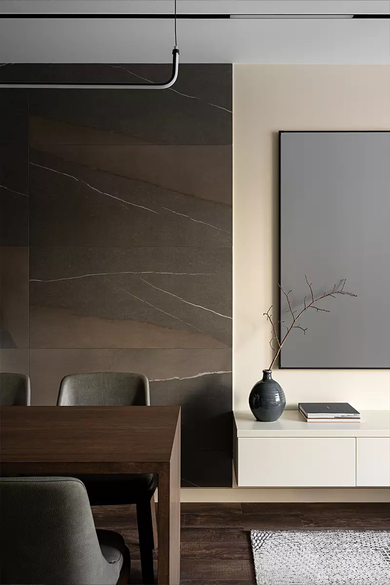 Темно-зеленые акценты и строгие вертикали в интерьере квартиры для молодого человека — проект Ксении Крыловой