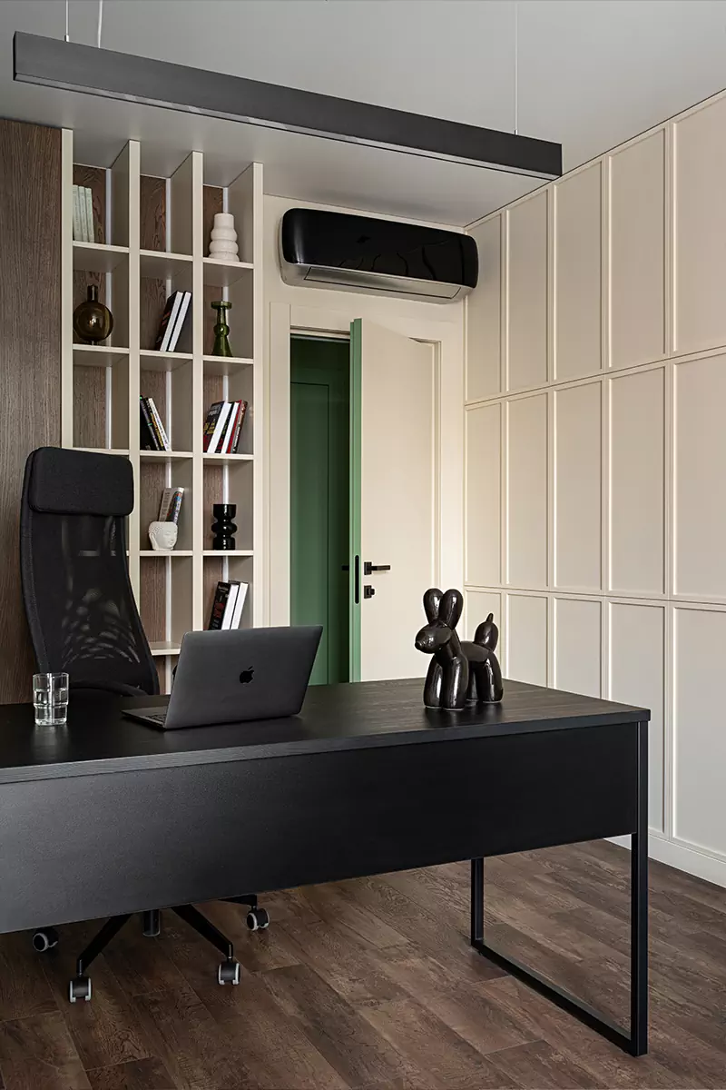 Темно-зеленые акценты и строгие вертикали в интерьере квартиры для молодого человека — проект Ксении Крыловой