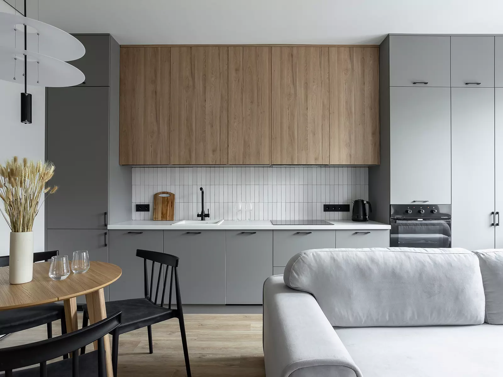 Эргономичные решения и спокойная палитра в интерьере маленькой квартиры для сдачи в аренду — проект студии URAL Interior