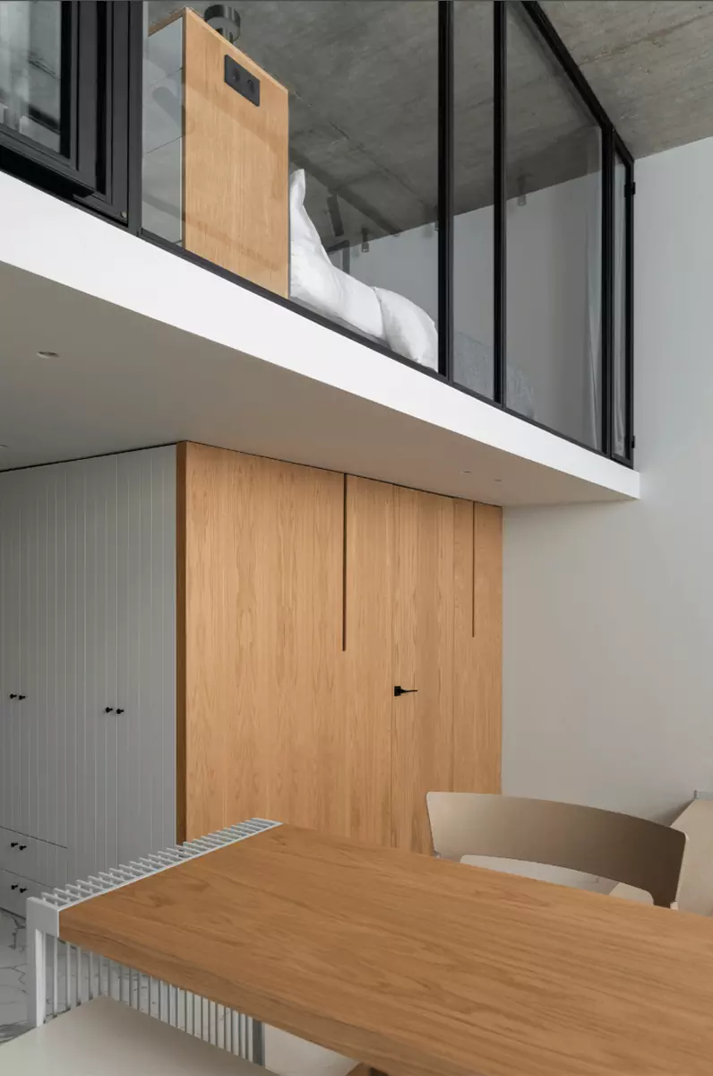 Дополнительный этаж и бетонные поверхности в интерьере небольшой московской квартиры – проект Наталии Рыбаковой