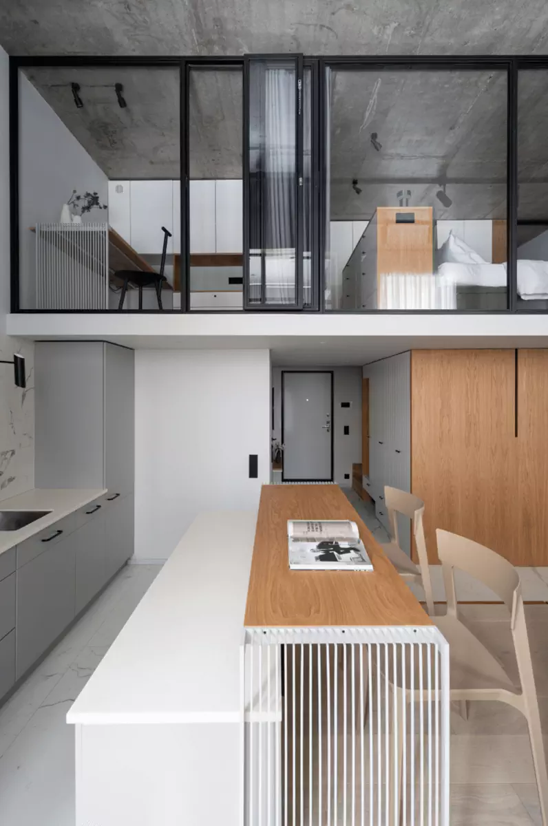Дополнительный этаж и бетонные поверхности в интерьере небольшой московской квартиры – проект Наталии Рыбаковой