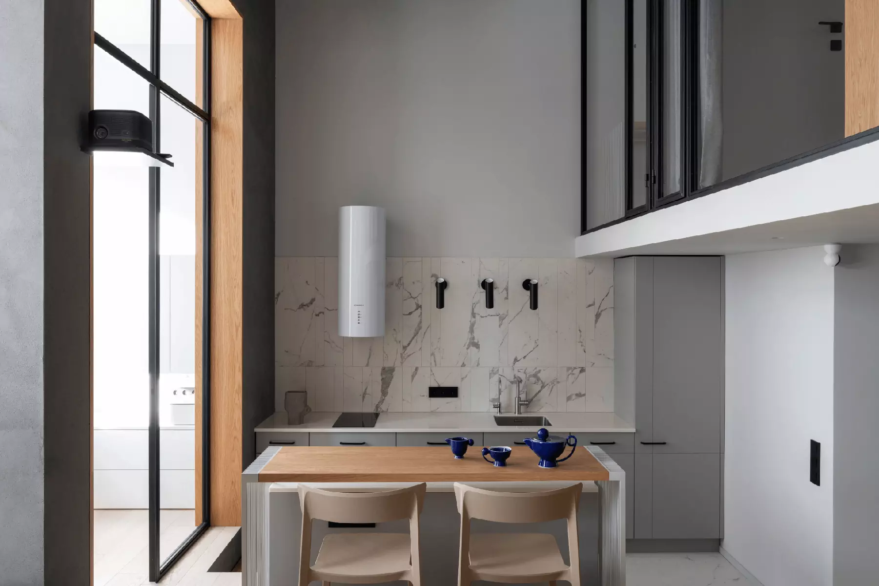 Дополнительный этаж и бетонные поверхности в интерьере небольшой московской квартиры – проект Наталии Рыбаковой