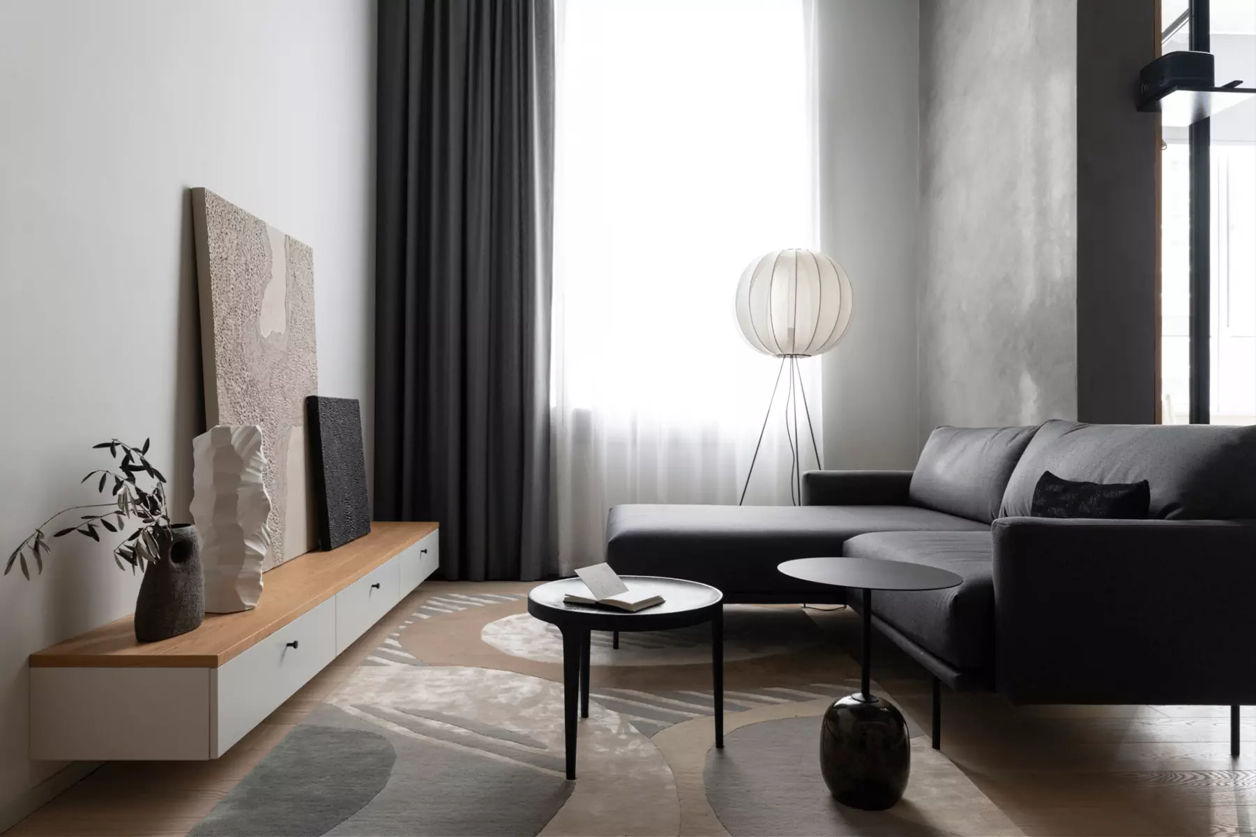 Дополнительный этаж и бетонные поверхности в интерьере небольшой московской квартиры – проект Наталии Рыбаковой