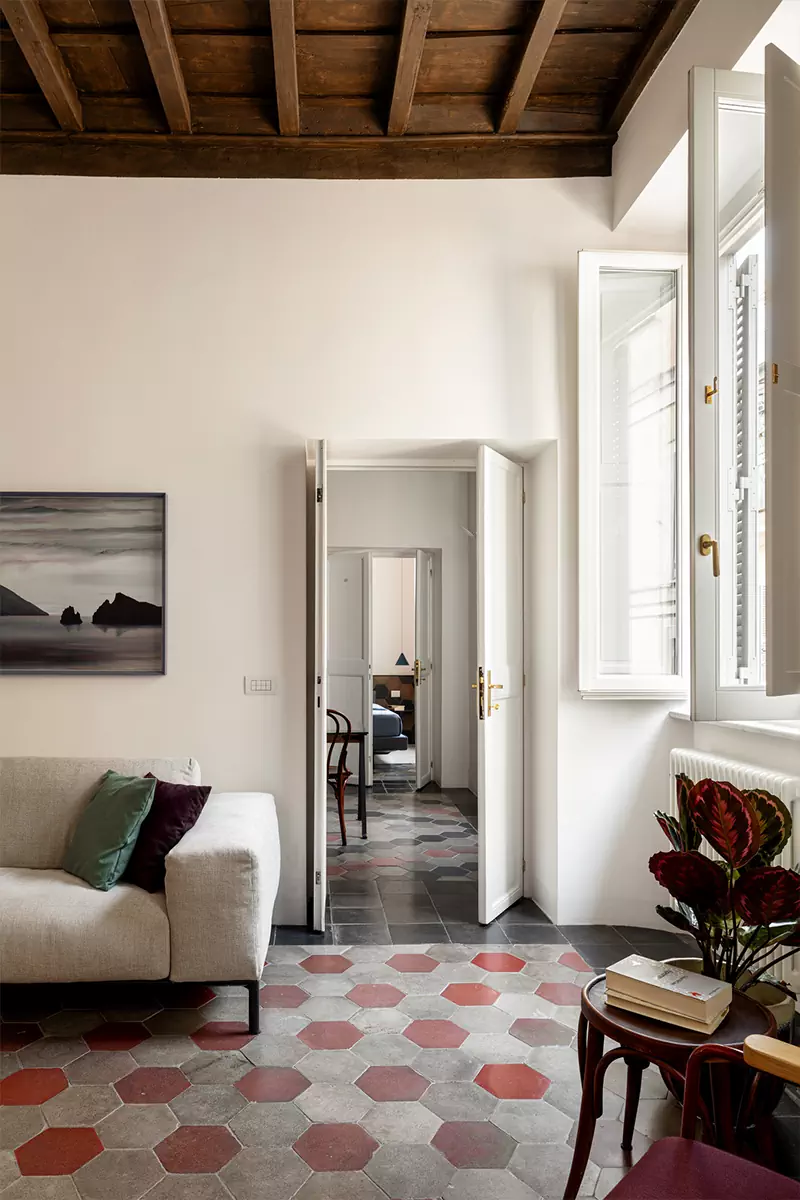 Отголоски старины и современные материалы в интерьере римской квартиры — проект студии PUNTO ZERO