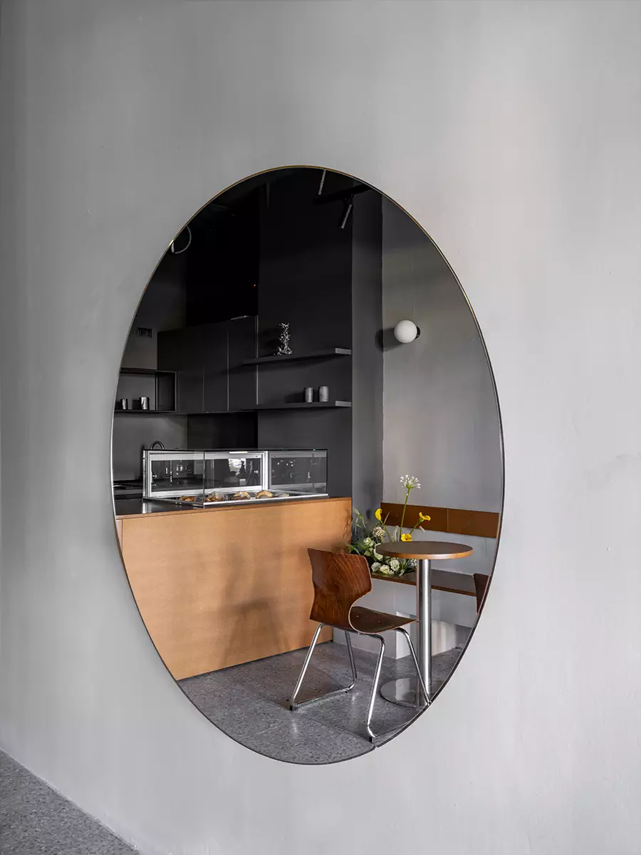 Строгая цветовая гамма и акцентная подсветка в интерьере московской кофейни — проект Namu buro