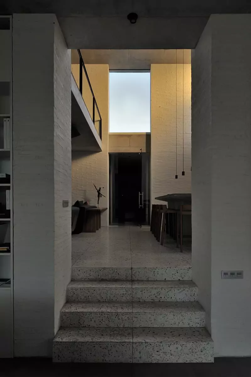 Спокойные бетонные поверхности и окна без рам в интерьере офиса архитекторов — проект архитектурного бюро Chado