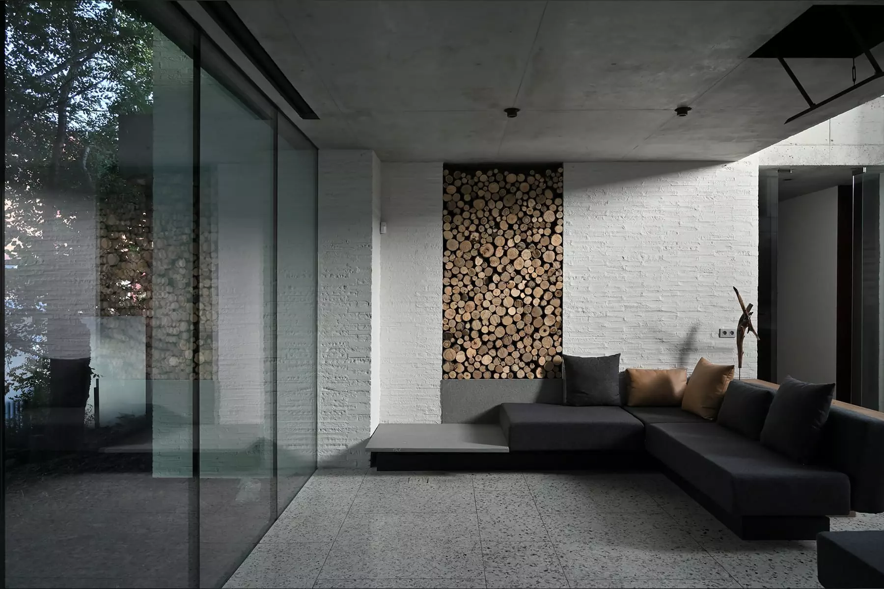 Спокойные бетонные поверхности и окна без рам в интерьере офиса архитекторов — проект архитектурного бюро Chado