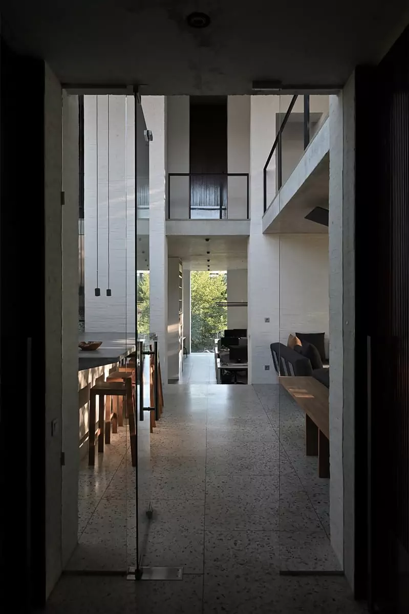 Спокойные бетонные поверхности и окна без рам в интерьере офиса архитекторов — проект архитектурного бюро Chado