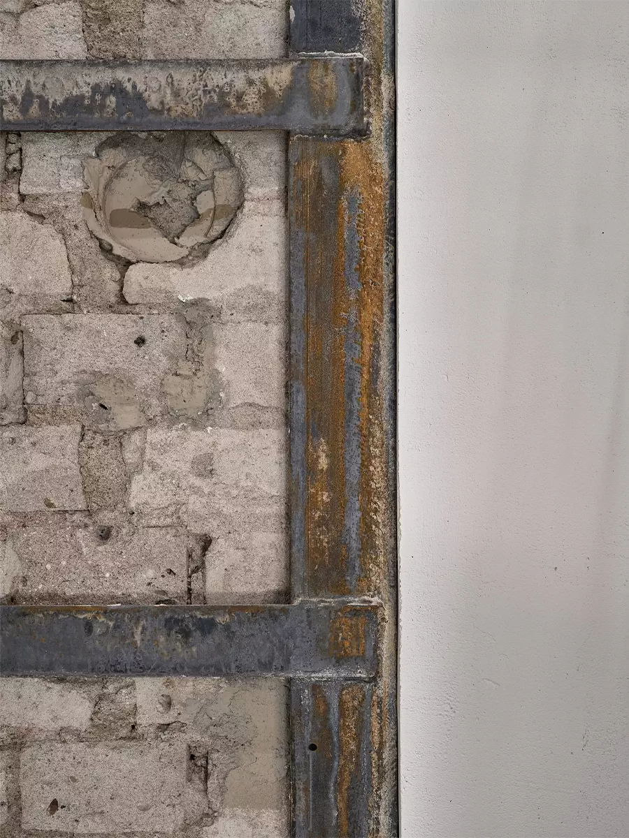 Историческая кирпичная кладка и строгость стали в интерьере калининградского шоурума — проект Дарьи Белецкой