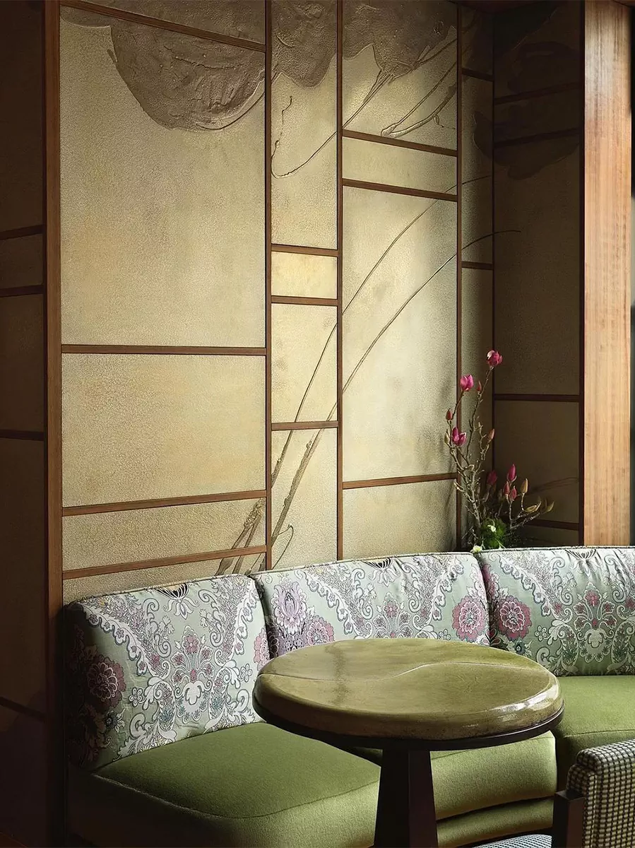 Растительные принты, теплая древесина и оммажи Азии в интерьере парижского отеля — проект Лауры Гонсалес