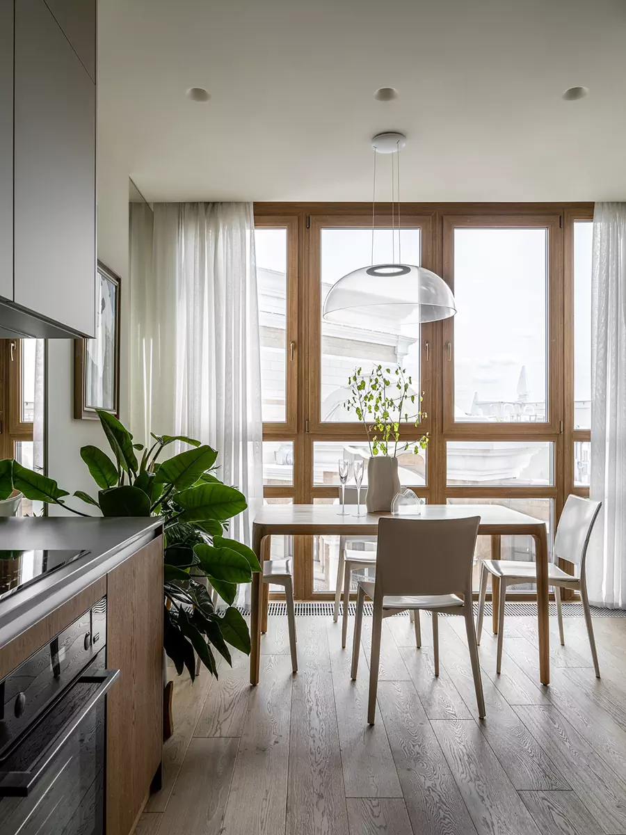 Необычные ковры и отсылки к алтайской природе в интерьере квартиры для яркой девушки — проект бюро AND design