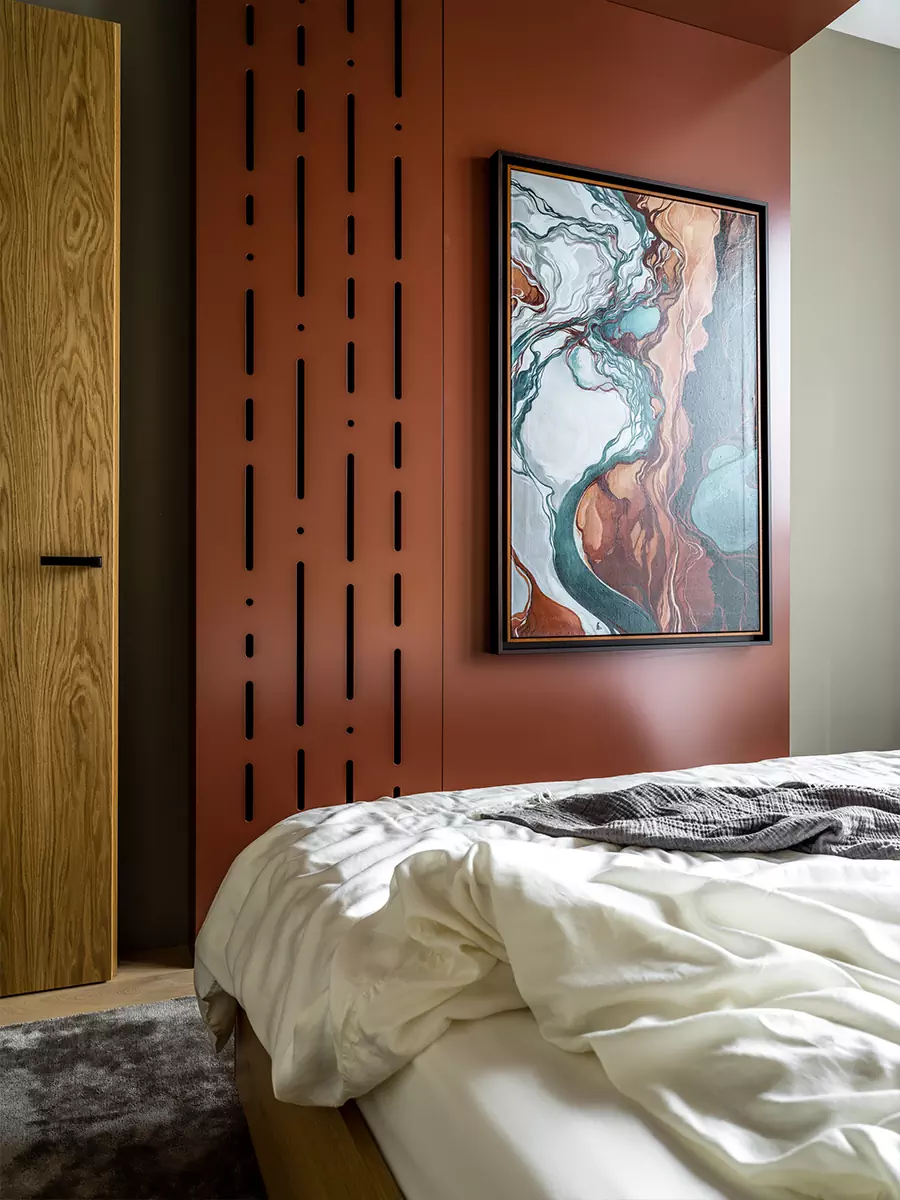 Необычные ковры и отсылки к алтайской природе в интерьере квартиры для яркой девушки — проект бюро AND design