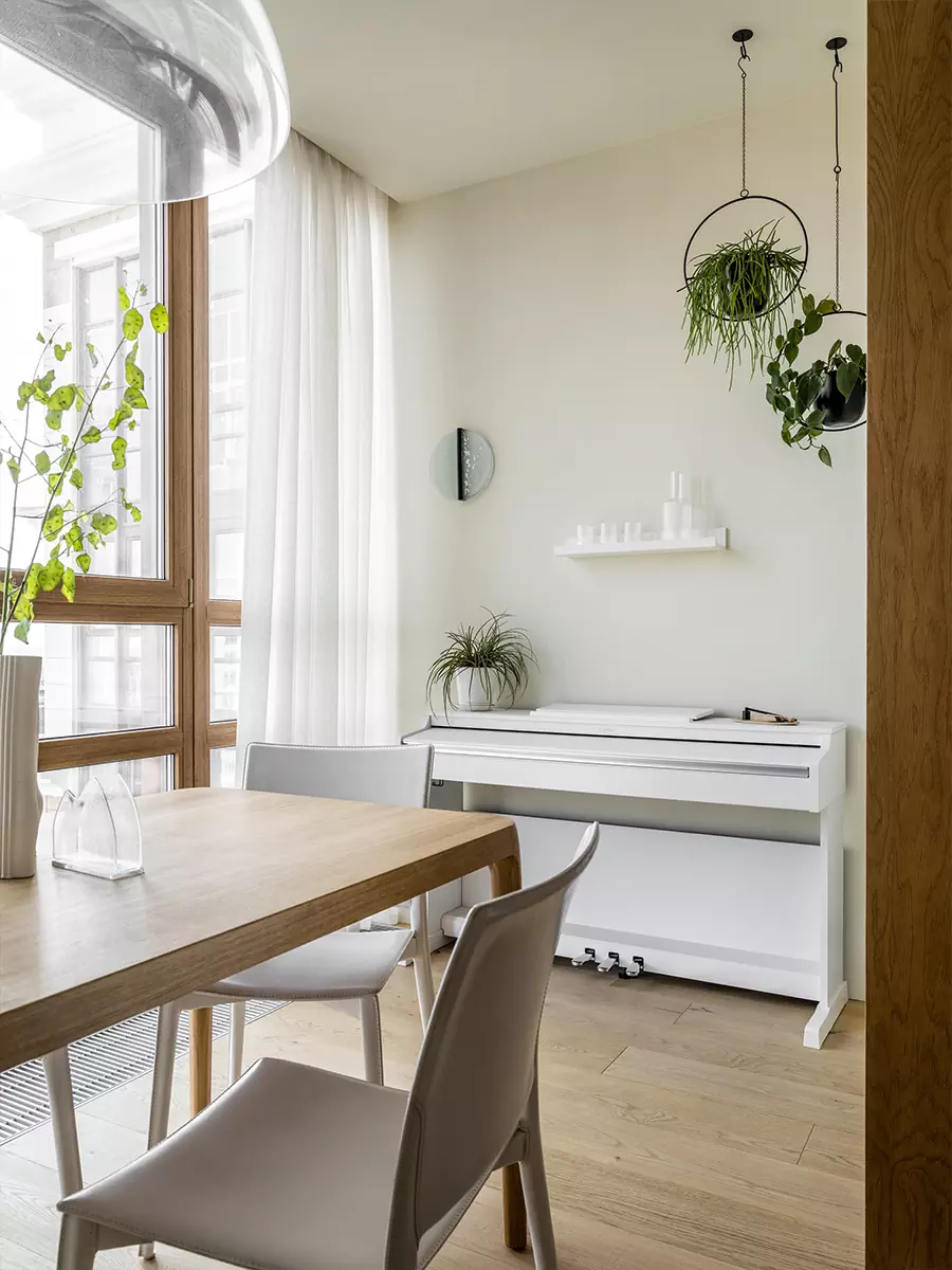 Необычные ковры и отсылки к алтайской природе в интерьере квартиры для яркой девушки — проект бюро AND design