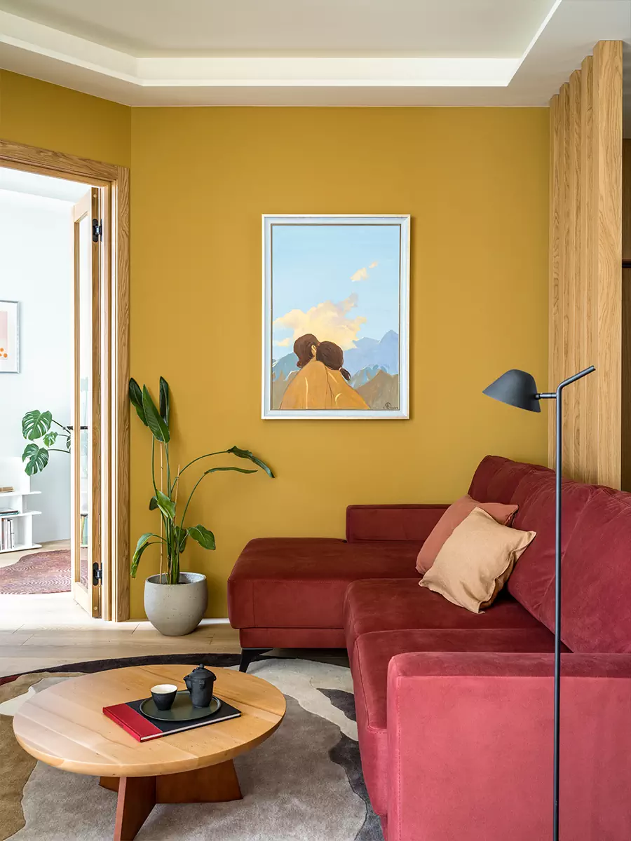 Необычные ковры и отсылки к алтайской природе в интерьере квартиры для яркой девушки — проект бюро AND design