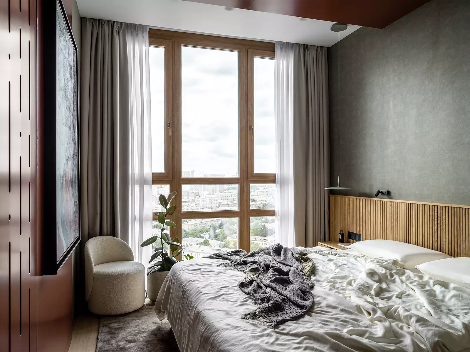 Необычные ковры и отсылки к алтайской природе в интерьере квартиры для яркой девушки — проект бюро AND design