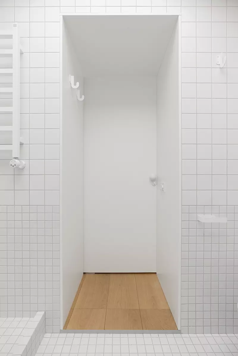 Скульптурный объем ванной комнаты в аскетичном интерьере исторической квартиры — проект бюро .dpt