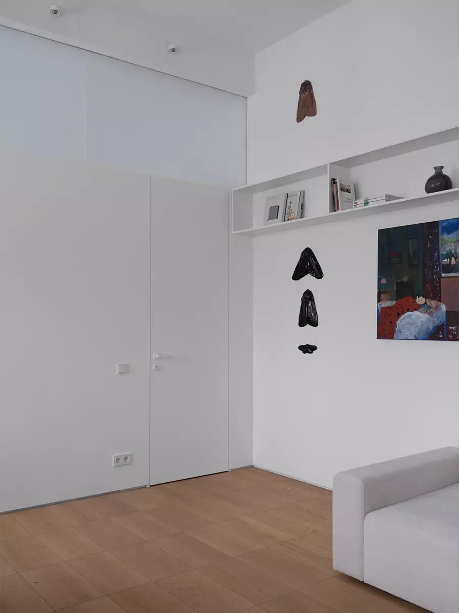 Скульптурный объем ванной комнаты в аскетичном интерьере исторической квартиры — проект бюро .dpt