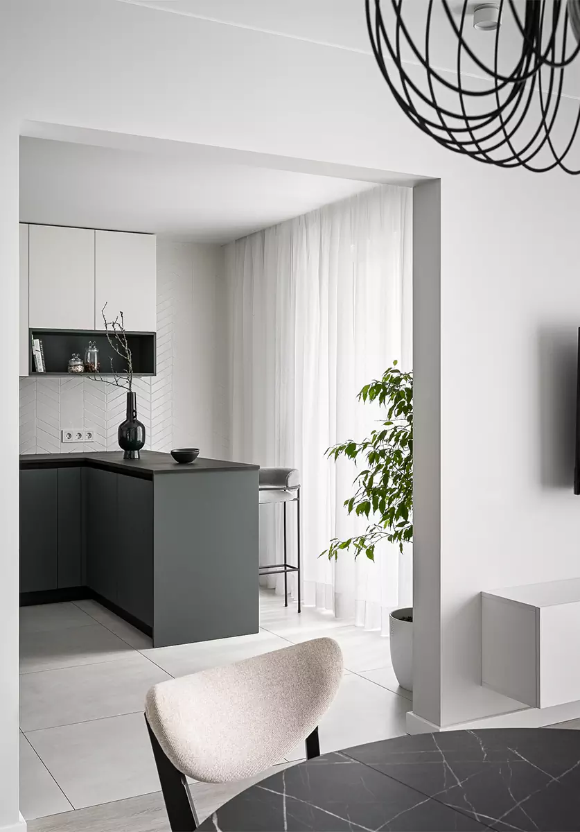 Красочная роспись мастер-спальни в сдержанном интерьере минской квартиры — проект Миланы Колодник