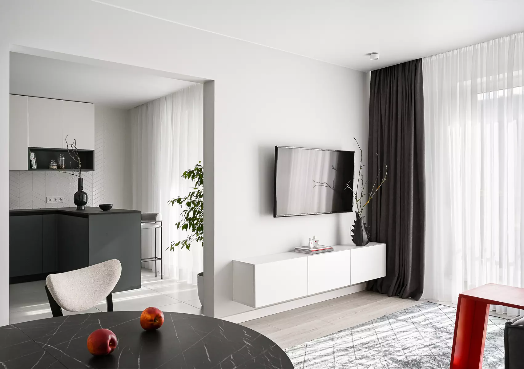 Красочная роспись мастер-спальни в сдержанном интерьере минской квартиры — проект Миланы Колодник