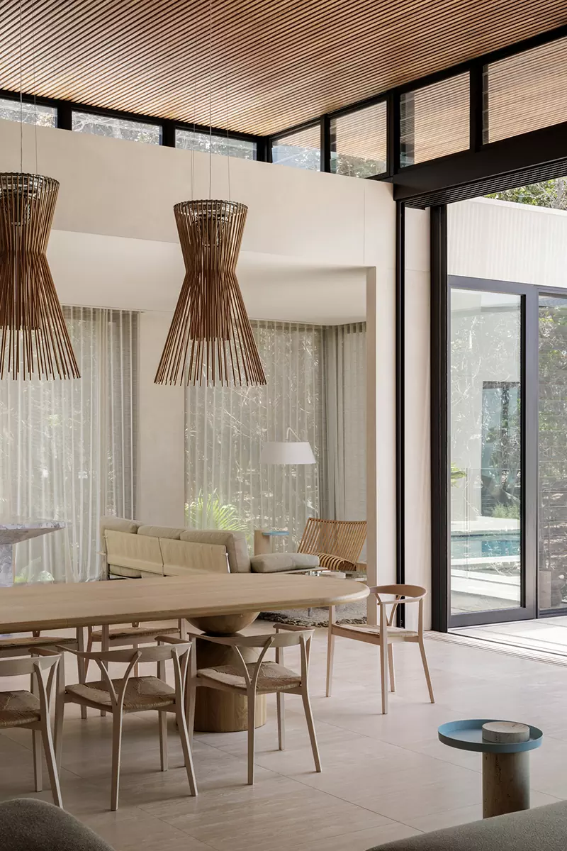 Красочная роспись мастер-спальни в сдержанном интерьере минской квартиры — проект Миланы Колодник