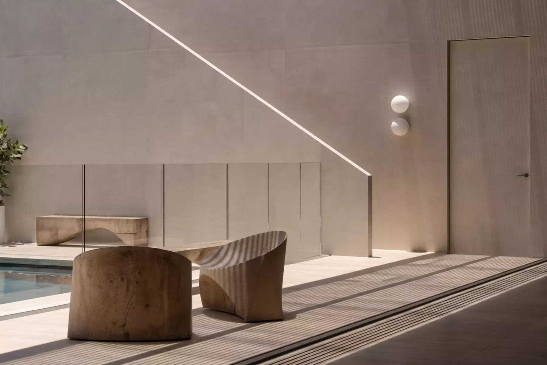 Красочная роспись мастер-спальни в сдержанном интерьере минской квартиры — проект Миланы Колодник