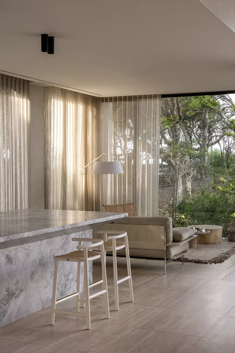 Красочная роспись мастер-спальни в сдержанном интерьере минской квартиры — проект Миланы Колодник