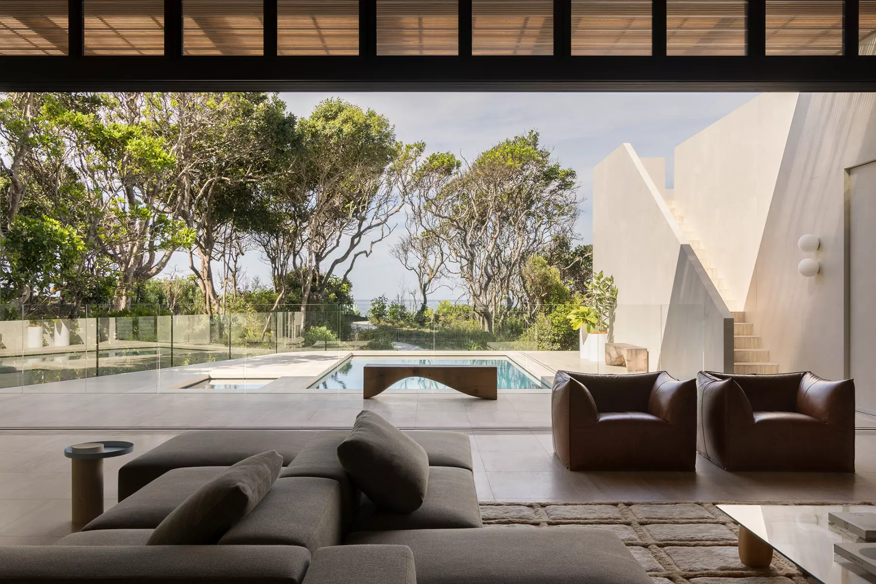 Красочная роспись мастер-спальни в сдержанном интерьере минской квартиры — проект Миланы Колодник