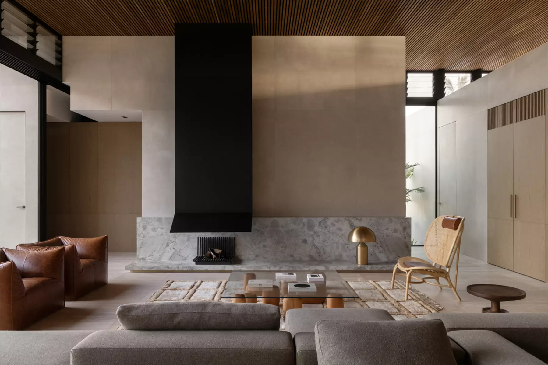 Красочная роспись мастер-спальни в сдержанном интерьере минской квартиры — проект Миланы Колодник