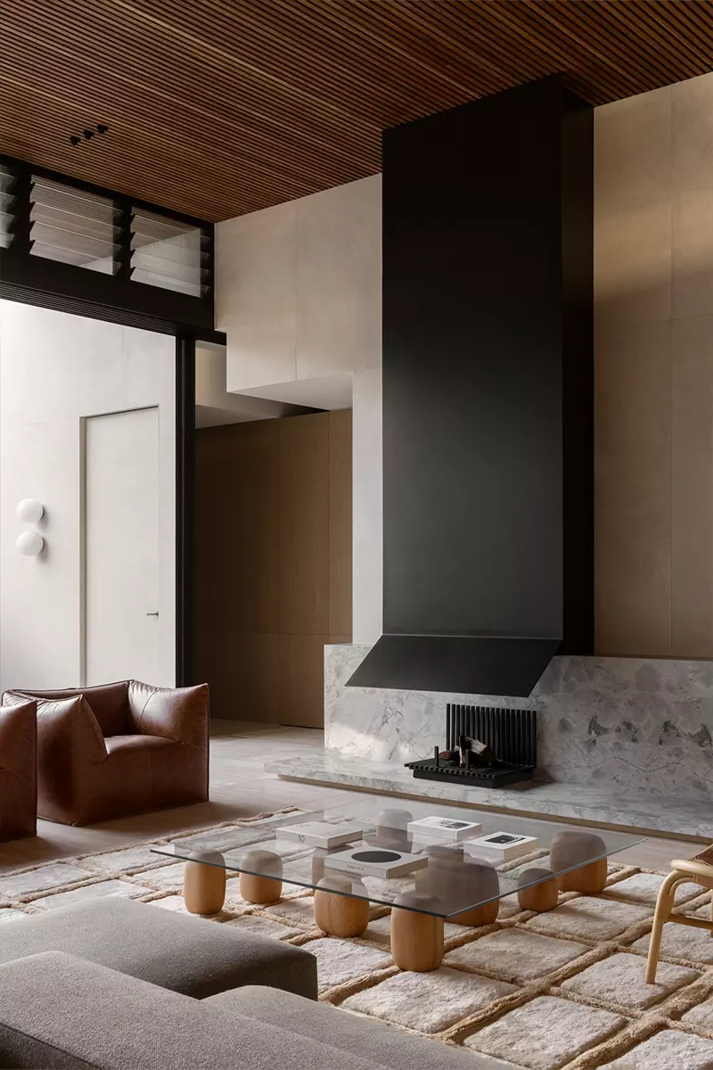 Красочная роспись мастер-спальни в сдержанном интерьере минской квартиры — проект Миланы Колодник