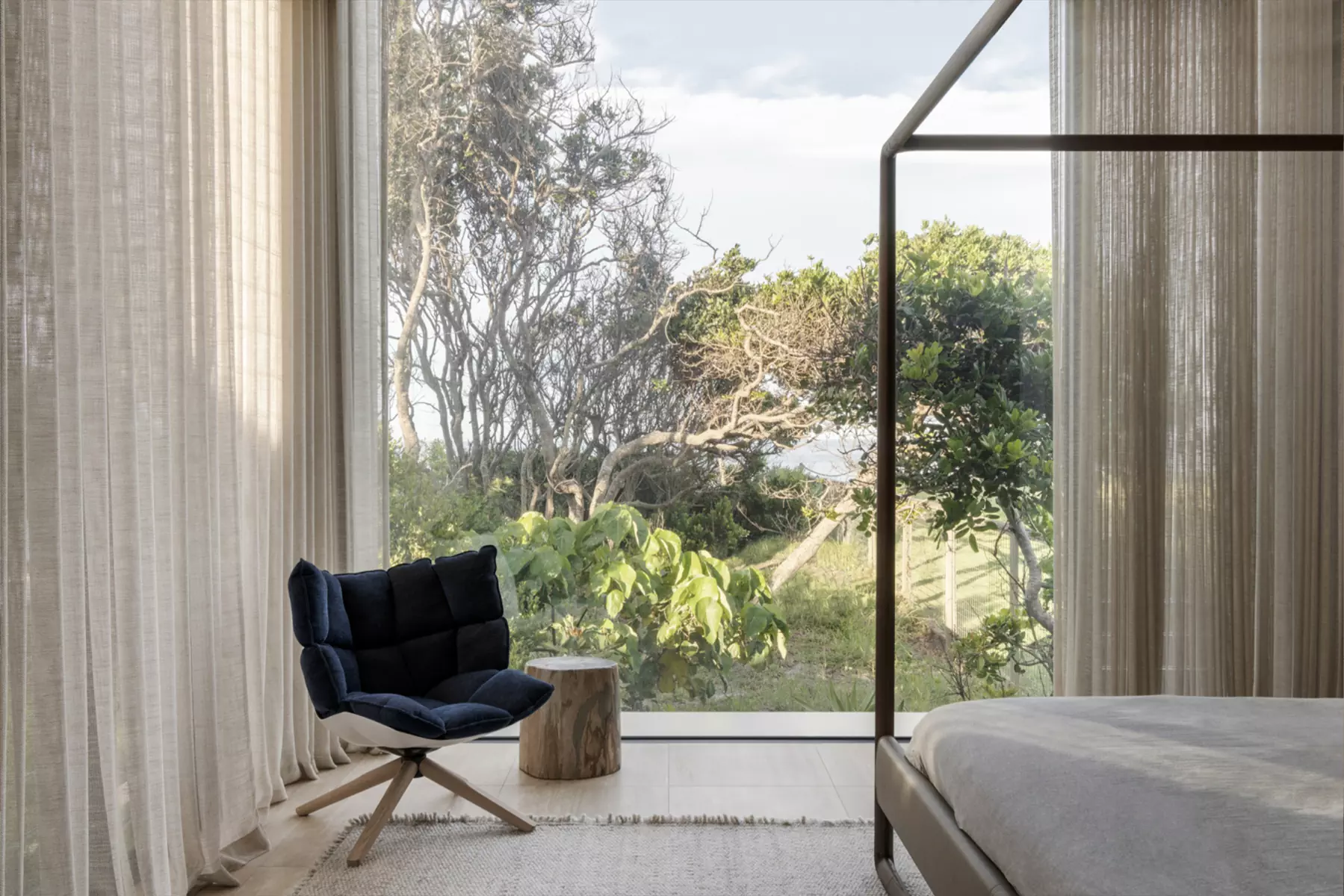 Красочная роспись мастер-спальни в сдержанном интерьере минской квартиры — проект Миланы Колодник