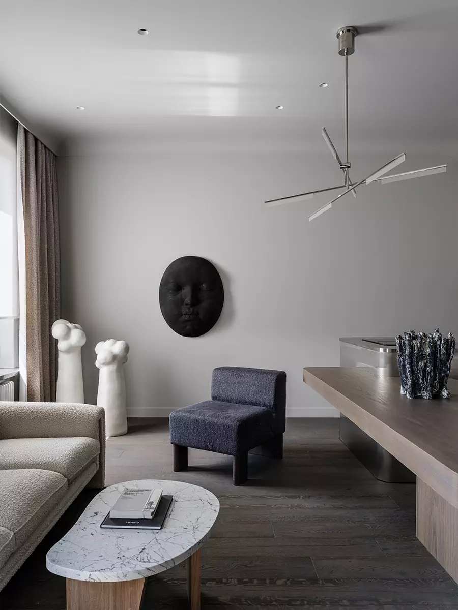 Брутальность, утонченность и современное искусство в интерьере квартиры для молодой девушки — проект Андрея Агамирова