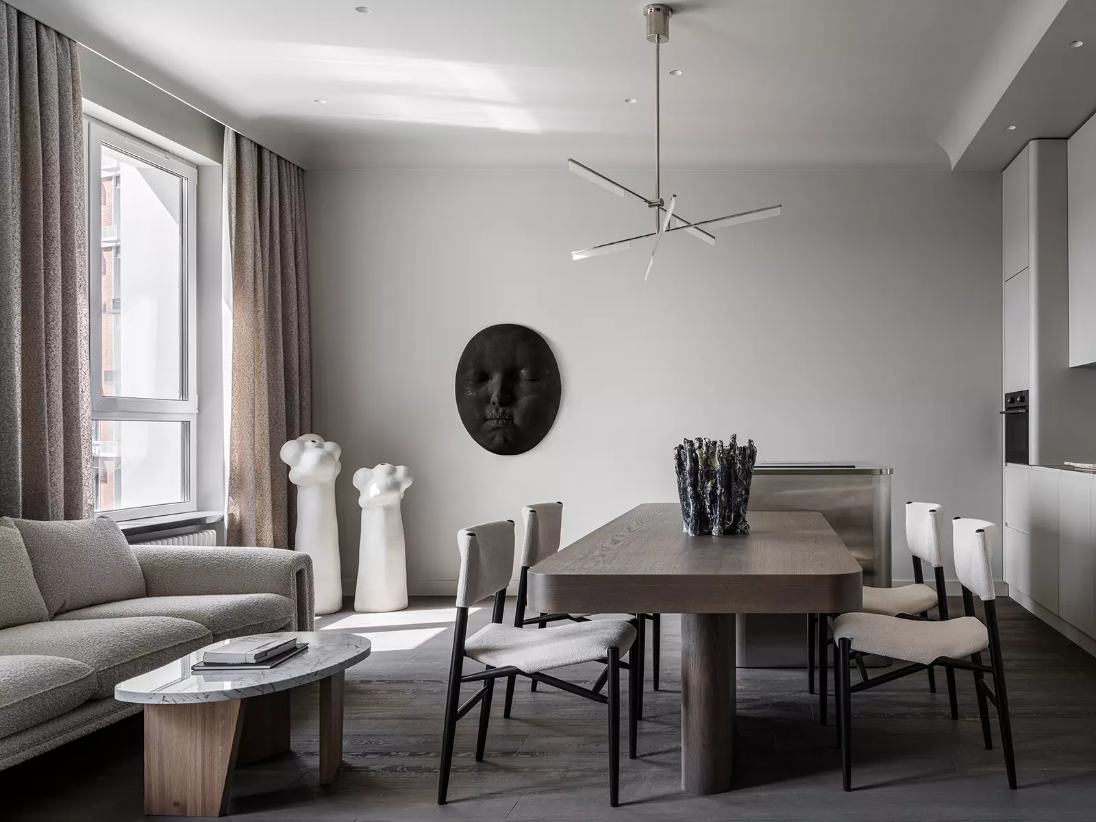 Брутальность, утонченность и современное искусство в интерьере квартиры для молодой девушки — проект Андрея Агамирова