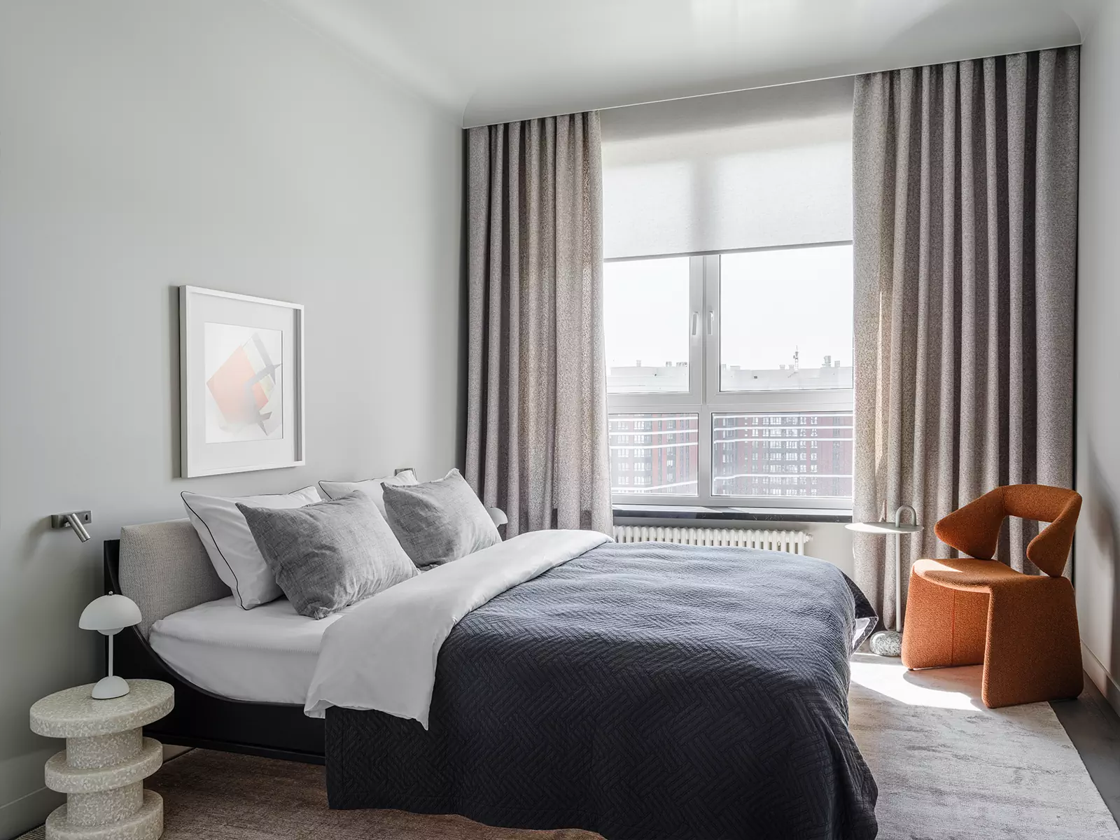 Брутальность, утонченность и современное искусство в интерьере квартиры для молодой девушки — проект Андрея Агамирова