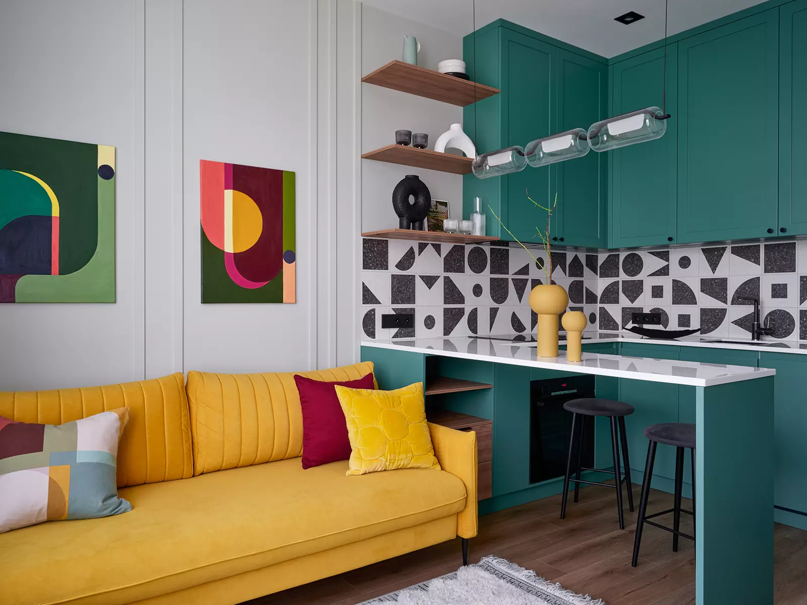 Цвет, геометрия и уютный текстиль в интерьере красочной квартиры для молодой девушки – проект студии Gench Design