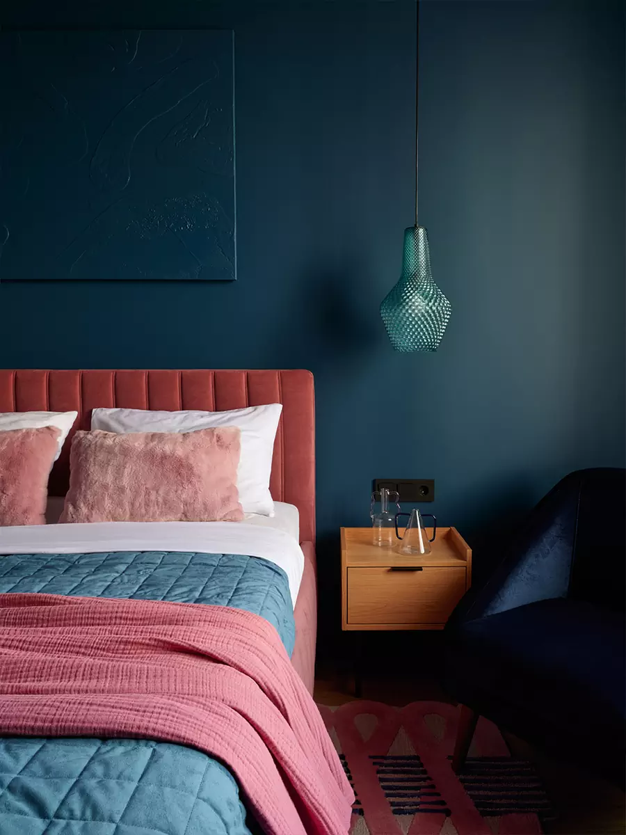 Цвет, геометрия и уютный текстиль в интерьере красочной квартиры для молодой девушки – проект студии Gench Design