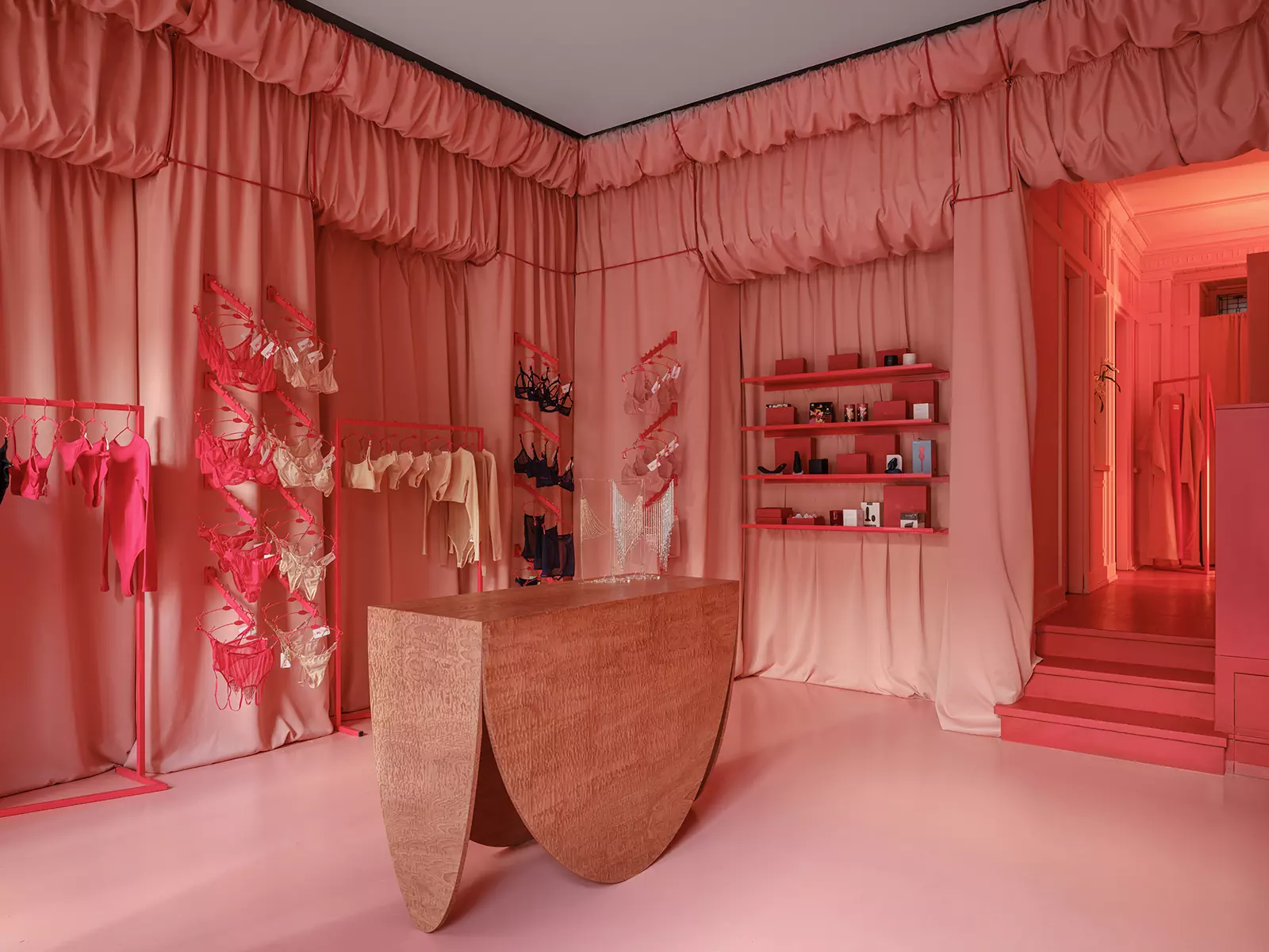 В розовом цвете: интерьер магазина бельевого бренда с азиатским характером — проект бюро Figura A