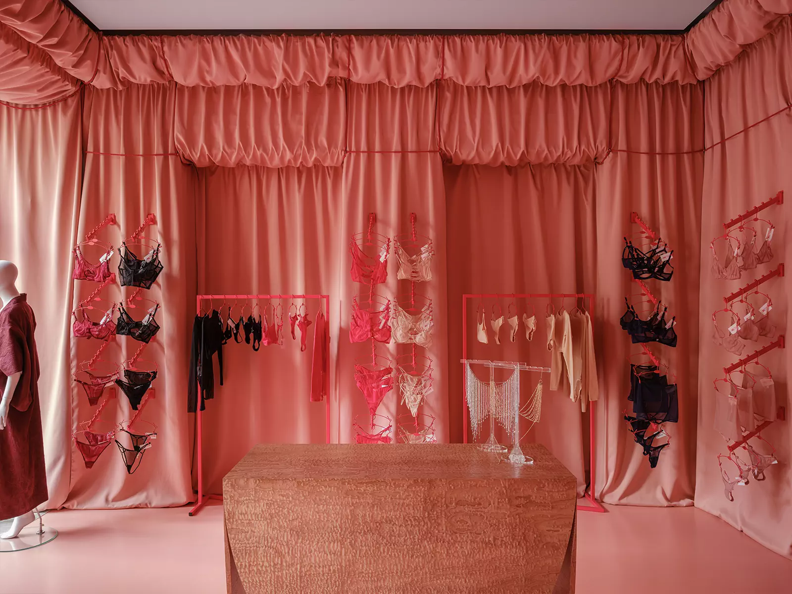 В розовом цвете: интерьер магазина бельевого бренда с азиатским характером — проект бюро Figura A