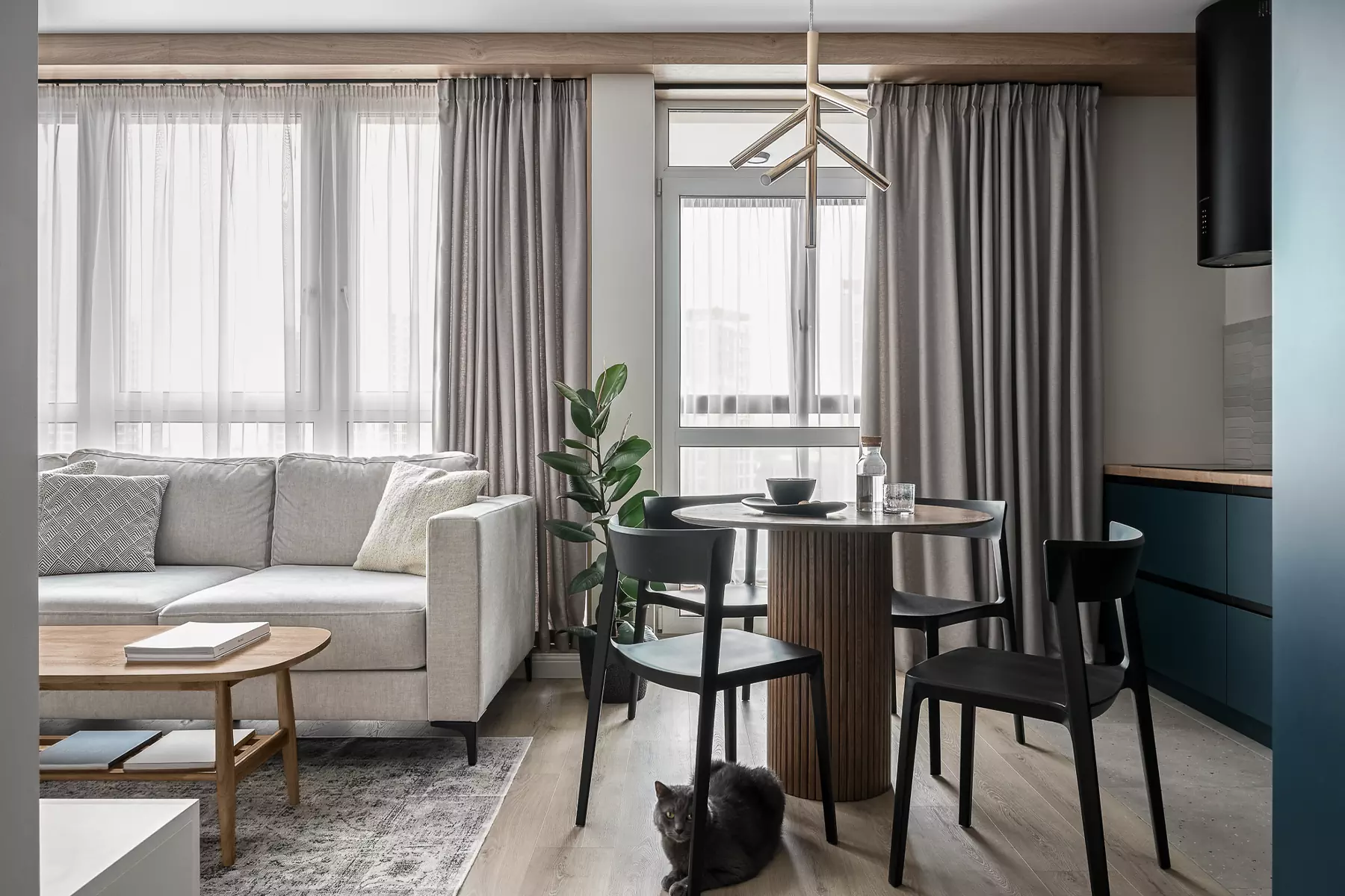 Теплая древесина и оттенки леса в интерьере небольшой минской квартиры – проект студии ESTE Design